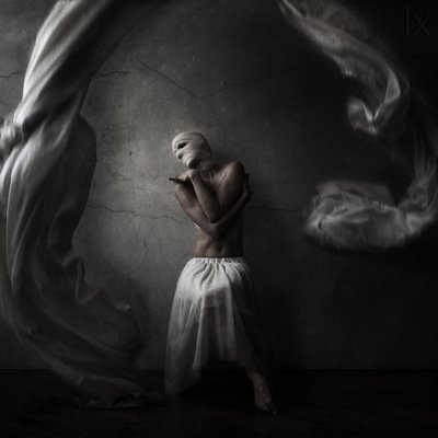 Dramatyczna postać owinięta w szatę autorstwa Anja Matko