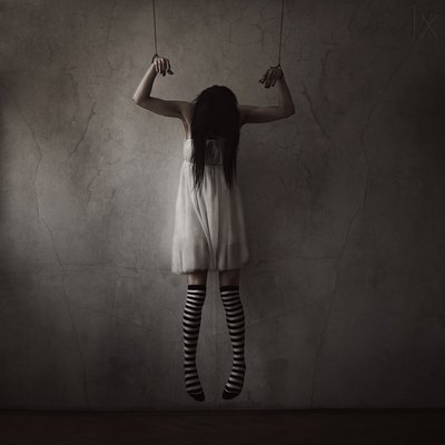 Nawiedzająca dziewczynka-marionetka autorstwa Anja Matko