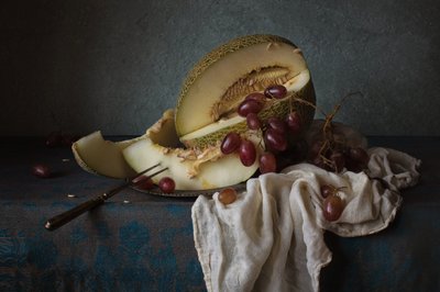 Martwa natura z ciemnymi owocami autorstwa Anna Petina