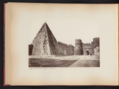 Widok piramidy Caïus Cestius i Porta Ostiense w Rzymie, Włochy Piramida Cestiusza. Roma (tytuł na obiekcie) autorstwa Anonymous