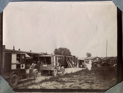 Pierwsza wojna światowa 1914-1918: Szczepienia żołnierzy przez pielęgniarki francuskiego Czerwonego Krzyża na stacji Saint Gilles (Saint-Gilles) w Kanale La Manche, Dolna Normandia (Dolna Normandia), Francja. Zdjęcia anonimowe czerwiec 1917. Zbiory prywatn autorstwa Anonymous Anonymous
