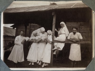 Pierwsza wojna światowa 1914-1918: pielęgniarki i lekarze w bluzach w Couville, Manche, Dolna Normandia (Dolna Normandia), Francja. Anonimowe zdjęcie z lipca 1917. Zbiory prywatne, Stella. autorstwa Anonymous Anonymous