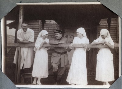 Pierwsza wojna światowa 1914-1918: pielęgniarki w zabawnej bluzce z żołnierzami i lekarzem w Couville, Manche, Dolna Normandia (Dolna Normandia), Francja. Anonimowe zdjęcie z lipca 1917. Zbiory prywatne, Stella. autorstwa Anonymous Anonymous