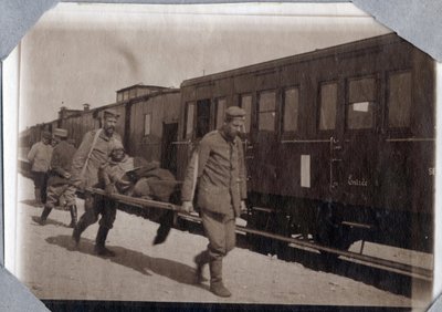 Pierwsza wojna światowa 1914-1918: rany żołnierzy i nosze na stacji w Kanale La Manche, Dolna Normandia (Dolna Normandia), Francja. Zdjęcia anonimowe maj 1917. Zbiory prywatne, Stella. autorstwa Anonymous Anonymous