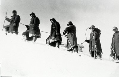 Pierwsza wojna światowa: włoscy myśliwi alpiniści (alpino lub alpini) podczas wspinaczki autorstwa Anonymous Anonymous