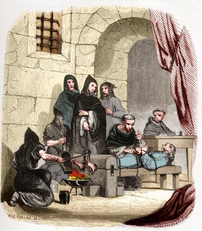 Inkwizycja w Hiszpanii w XV wieku: Maria Burgundzka (1457-1482), oskarżona o żydowskość, jest torturowana przez (świętego) Piotra (Pedro) z Arbues (1441/1442-1485), hiszpańskiego inkwizytora: pali sobie stopy . Ilustracja w „”Tajemnicach Inkwizycji i autorstwa Anonymous Anonymous