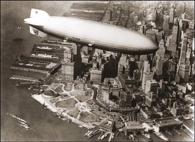 LZ127 Graf Zeppelin w Nowym Jorku 1929 - LZ127 Graf Zeppelin nad Nowym Jorkiem autorstwa Anonymous Anonymous