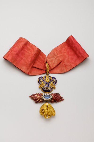 Order Złotego Runa: Hiszpańskie Złote Runo - Insygnia należące do Jeana Charlesa de Saldanha Oliveira e Daun (1790-1876) - połowa XIX w. - Złoto, brylanty, szafir i szmaragdy - wys. 10,6 cm; szer. 7,6 cm; waga: 96 g - Kolekcja prywatna autorstwa Anonymous Anonymous