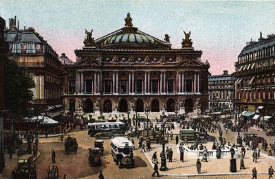 Paryż: widok na fasadę Opery wykonaną przez Charlesa Garniera (1825-1898) oraz stację metra na Place de l