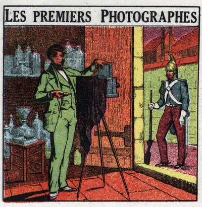 Fotografia: Pierwsi fotografowie w XIX wieku. Fotograf przedstawiający żołnierza w swoim studio. Anonimowa ilustracja z 1925 r. Ze zbiorów prywatnych. autorstwa Anonymous Anonymous