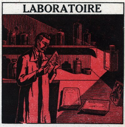 Fotografia: fotograf w swoim laboratorium do wywoływania zdjęć. Anonimowa ilustracja z 1925 r. Ze zbiorów prywatnych. autorstwa Anonymous Anonymous