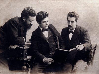 Portret (od l. do p.) Alberto Franchetti (1860-1942), Pietro Mascagniego (1863-1945) i Giacomo Pucciniego (1858-1924) włoskich kompozytorów Fotografia. 1900 ok. Prywatna kolekcja autorstwa Anonymous Anonymous