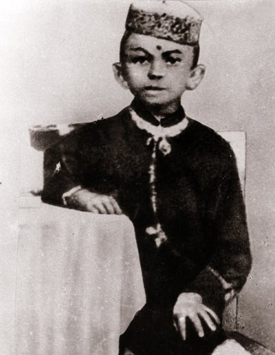 Portret przywódcy politycznego Mohandasa Karamchanda Gandhiego (1869-1948) dziecko - Fotografia około 1875 autorstwa Anonymous Anonymous