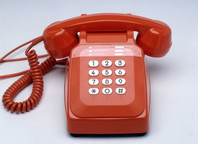 S63 pomarańczowy plastikowy telefon z kluczem autorstwa Anonymous Anonymous