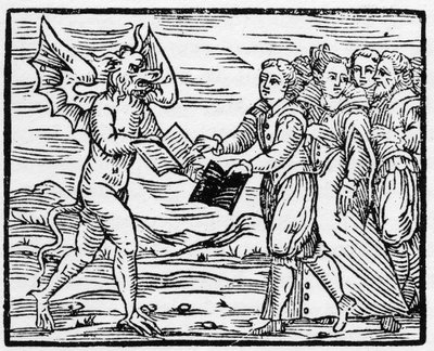 Szatan przedstawia wyznawcom czarną księgę w zamian za księgę Ewangelii - „Kompendium Maleficarum”, omawiające czarownice, ich nieszczęścia i wypadki autorstwa Francesco Marii Guazzo lub Guaccio lub Guaccius (15??-16??) 1608 Kolekcja prywatna autorstwa Anonymous Anonymous