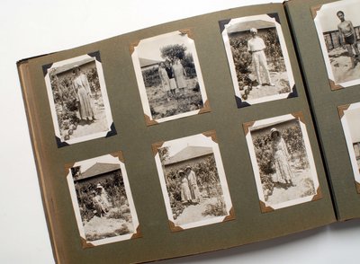 Martwa natura albumu fotograficznego (fotograficznego) około 1925 r. autorstwa Anonymous Anonymous