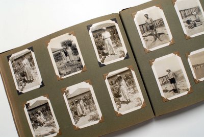 Martwa natura albumu fotograficznego (fotograficznego) około 1925 r. autorstwa Anonymous Anonymous