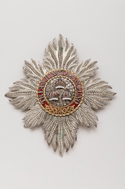 Wielka Brytania - Order Łaźni: Tablica Rycerska należąca do Jerzego IV (1762-1830), Regenta, a następnie króla Anglii (1820-1830) - Wyprodukowane przez Rundell, Bridge & Rundell, Londyn - 1813 - Złoto, srebro, diamenty i emalie - wys. 11,9 cm; szer. 10,6 c autorstwa Anonymous Anonymous