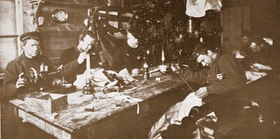 W Chacie w środku zimy mężczyźni zajmowali się szyciem futer na odzież do wiosennego saneczkarstwa, pub. Londyn 1907 (zdjęcie czarno-białe) autorstwa Anthony Fiala