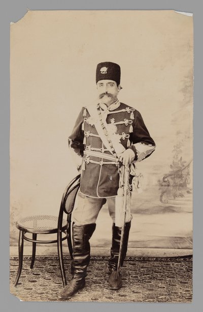Portret pełnometrażowy Mozaffara al-Din Shaha, koniec XIX-początek XX wieku (odbitka żelatynowa srebrna) autorstwa Antoin Sevruguin