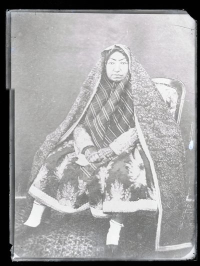 Portret studyjny: Matka Nasira Al-Din Shaha, Mahd-i Awliya (zdjęcie czarno-białe) autorstwa Antoin Sevruguin