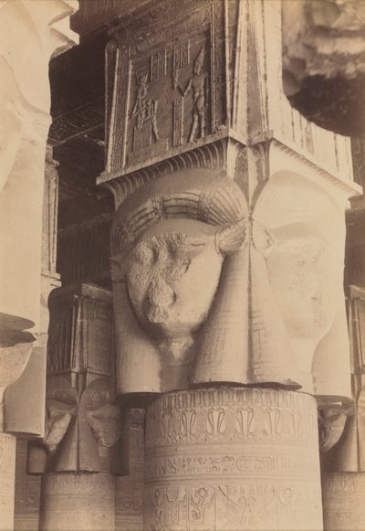 Dendera, wnętrze świątyni, stolice Hathor autorstwa Antonio Beato