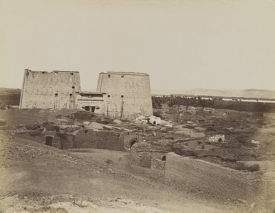 Edfu, widok na Pylon i wioskę autorstwa Antonio Beato