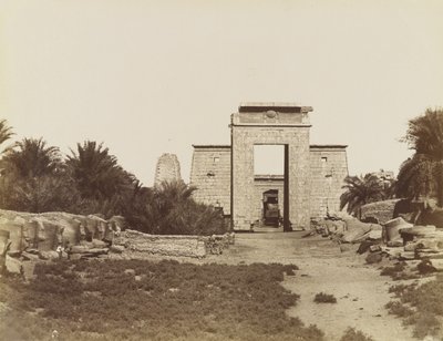 Karnak Sfinksy i Pylon Ptolemeusza autorstwa Antonio Beato