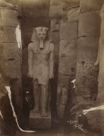 Statua Ramzesa II w Luksorze autorstwa Antonio Beato
