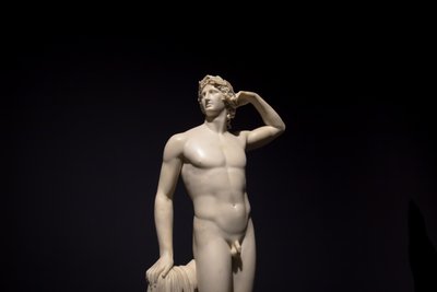 MILAN, WŁOCHY - czerwiec 2020 r.: starożytna rzeźba Apollo Crowing Himself - 1782 - Ant..., 2019 r. (zdjęcie ilustracyjne) autorstwa Antonio Canova