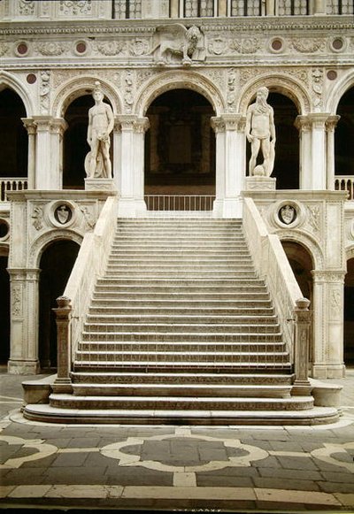 Widok na Scala dei Giganti, zaprojektowaną przez Antonio Rizzo z posągami Marsa i Neptuna autorstwa Jacopo Sansovino (1486-1570). autorstwa Antonio Rizzo