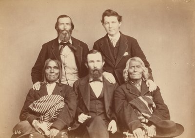 Alexander Gardner, William Henry Jackson i Antonio Zeno Shindler z delegatami Pueblo Alejandro Padillą, gubernatorem Islety, i Ambrosio Abeitą, byłym gubernatorem Islety, 1868 r. (zdjęcie) autorstwa Antonion Zeno Shindler