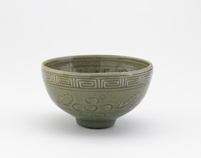 Miska do serwowania w stylu Longquan, Miska do serwowania (hachi), początek XIX w. (kamionka z polewą seledynową) autorstwa Aoki (attr. to) Mokubei