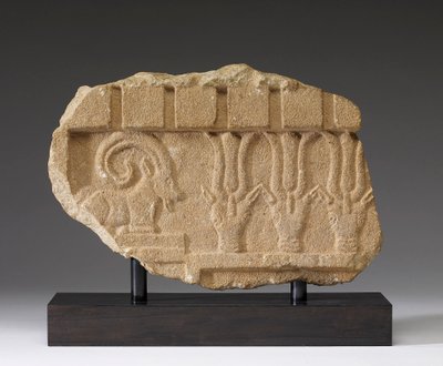 Fragment fryzu z koziorożcem i oryksami, V-IV wpne (wapień) autorstwa Arabian South