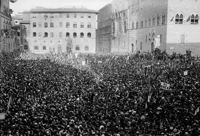 Tłum zgromadzony na Piazza Signoria z okazji wizyty Hitlera i Mussoliniego we Florencji, 05/1938 (zdjęcie czarno-białe) autorstwa Armando Bruni