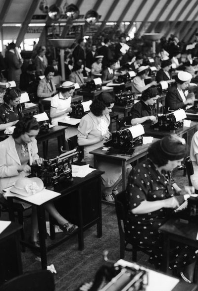 Pracujące maszynistki, Włochy, 1938 (płyta szklana) autorstwa Armando Bruni