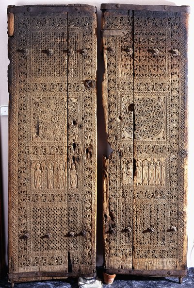 Para rzeźbionych drzwi z orzecha ormiańskiego, przedstawiająca Chrystusa z sześcioma apostołami i świętymi, 1312 autorstwa Armenian School