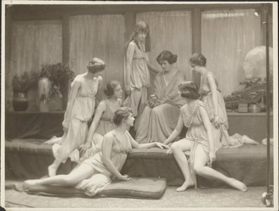 [Isadora Duncan i grupa] autorstwa Arnold Genthe
