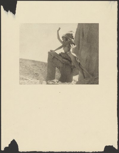 [Kobieta w stroju indiańskim na pustyni]. autorstwa Arthur F. Kales