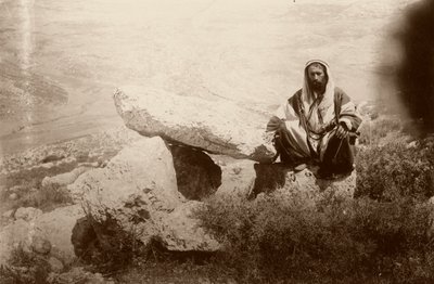 Dolmen i człowiek, na zachód od Hesban (Heshban), 1881 autorstwa Arthur M. Mantell
