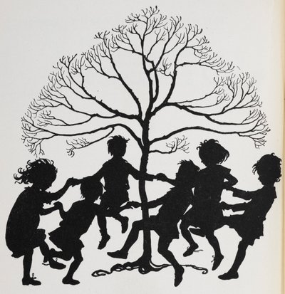 Sylwetka dzieci tańczących wokół drzewa. autorstwa Arthur Rackham