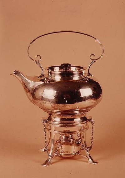 Czajnik i palnik spirytusowy, wykonane przez Birmingham Guild of Handicraft, ok. 1905-10 (posrebrzana miedź) autorstwa Arthur Stansfield Dixon