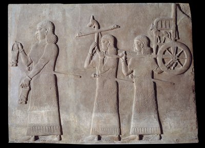 Art Mezopotamia (Asyria): dwór pałacu króla Asyrii Sargona II (721 - 705 pne) słudzy niosący tron i królewski rydwan. Paryż, Musee du Louvre autorstwa Assyrian