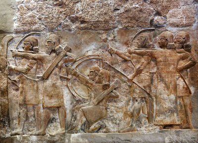 Łucznicy armii asyryjskiej zdobywający ufortyfikowane miasto, relief z Nimrud, ok. 865 pne autorstwa Assyrian