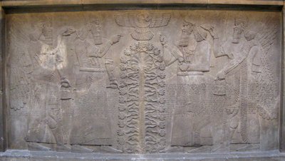 Płaskorzeźba z dwiema postaciami Aszurnasirpala, uskrzydlonych istot mitologicznych i boga Aszura, przed Drzewem Życia, 885-860 p.n.e. autorstwa Assyrian