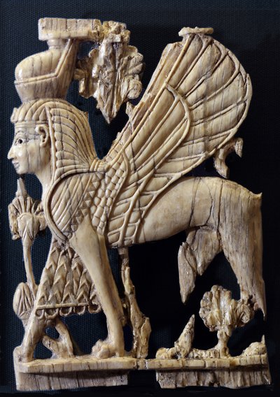 Skrzydlaty Gryf z ludzką twarzą, dekoracja mebli z kości słoniowej w stylu fenickim, Nimrud, 800-700 pne (kość słoniowa) autorstwa Assyrian