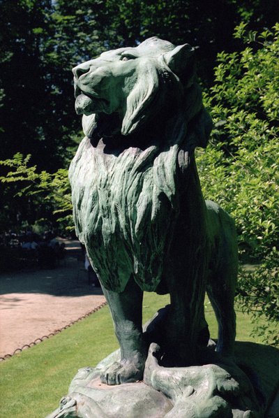 Lew nubijski i jego zdobycz, 1870 (brąz) (patrz także 252665 i 252666) autorstwa Auguste Cain