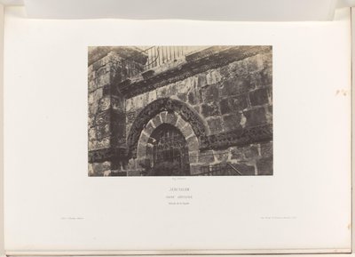 Fragment okna kościoła Grobu Świętego w Jerozolimie Jerozolima. Święty Grób. Szczegóły elewacji (tytuł na obiekcie) autorstwa Auguste Salzmann