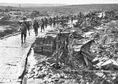 Wojska australijskie przechodzące wzdłuż toru prowadzącego do Idiot Corner, w Westhoek Ridge, w sektorze Ypres, 28 października 1917 autorstwa Australian Photographer