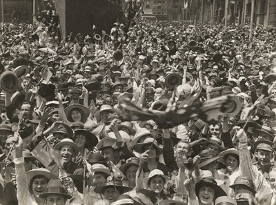 Tłum na Martin Place, Sydney, świętujący wiadomość o podpisaniu rozejmu, 11 listopada 1918 autorstwa Australian Photographer